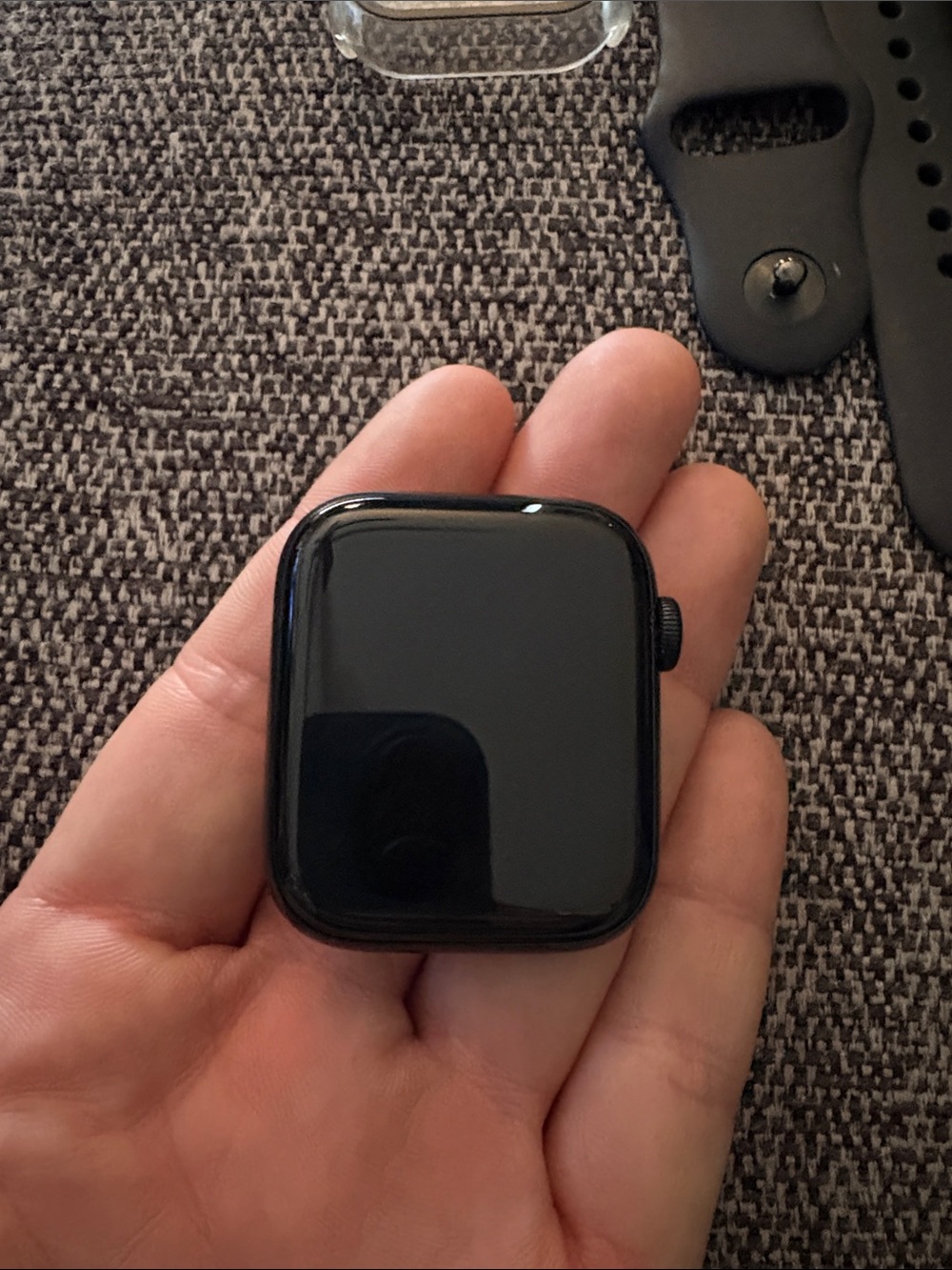 3rd gen Apple Watch SE (44mm) - Picture 2 of 4